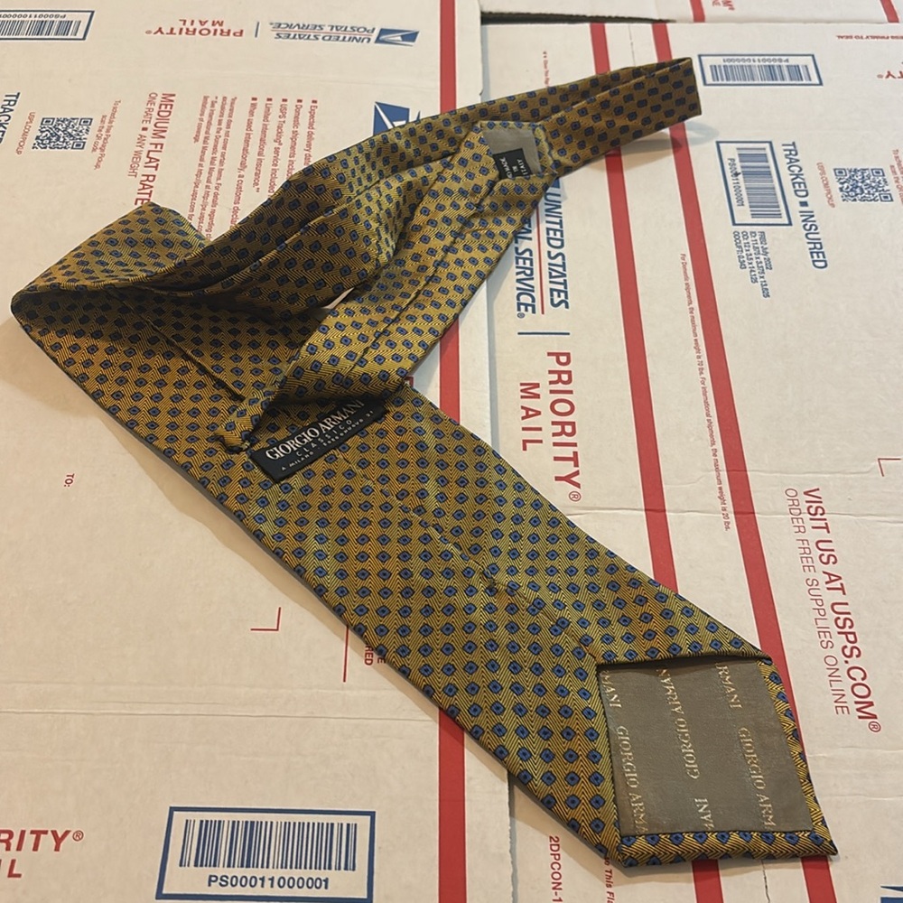 Giorgio Armani- TIE- HAPPY POSHING 👔👔👔
